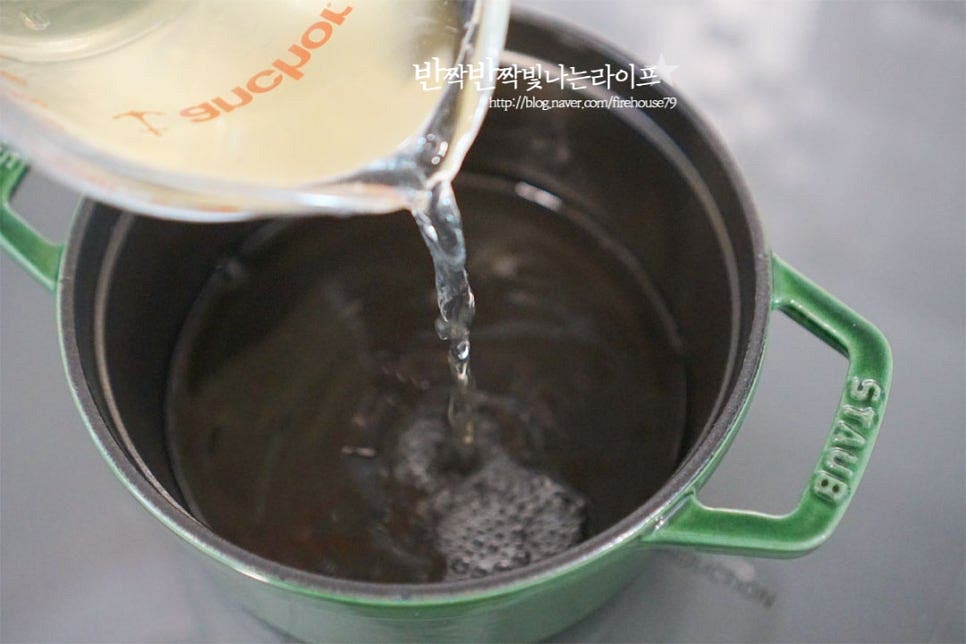 냄비에 멸치 육수 500ml 정도 부어줍니다. 물의 양은 냄비나 건더기에 따라 조절해 주세요. 다시 팩이나 코인육수를 활용하면 간단하며 미더덕의 맛이 풍부하여 육수는 깔끔하게 내어줍니다. 육수와 무를 넣고 먼저 끓여줍니다.