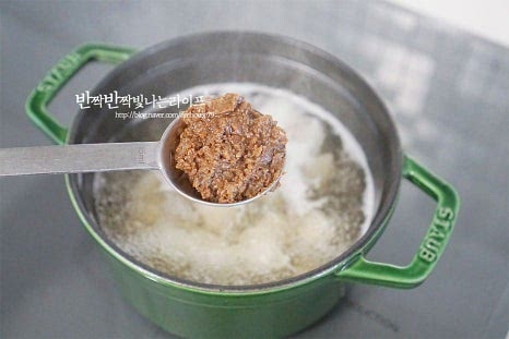 끓어오르면 된장 1½ 큰 술을 풀어줍니다. 덩어리가 지지 않게 풀어주고 염도는 집집마다 달라 짠맛을 보아가며 양을 조절해 주세요. 애호박, 양파도 함께 넣고 한소끔 끓여줍니다.