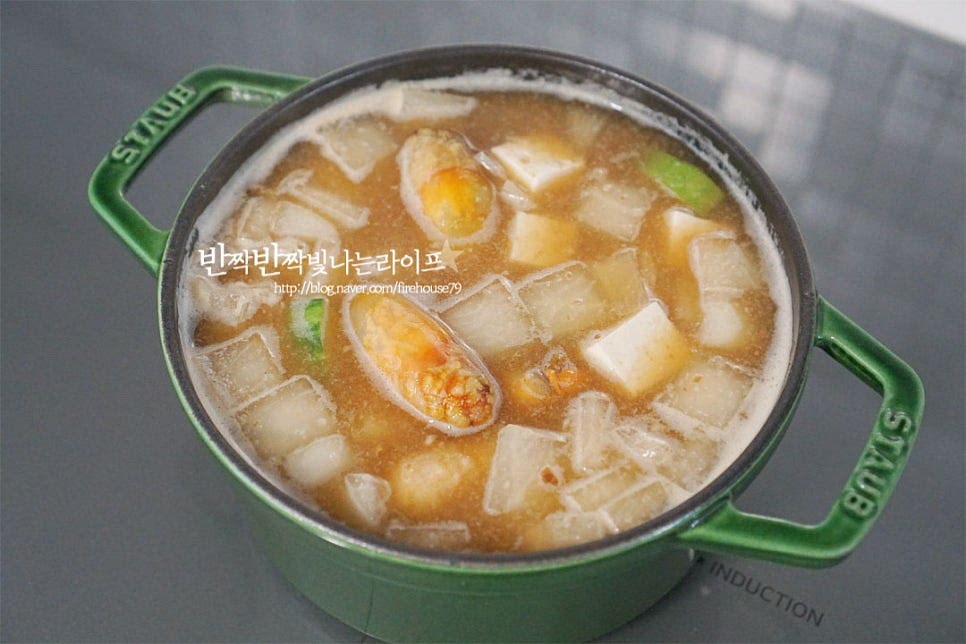 다시 끔 끓어오르면 미더덕 넣고 끓여줍니다. 3분 정도 익힌 뒤 대파와 고추, 고춧가루 1/2 큰 술을 넣고 한소끔 끓여 완성합니다. 구수하고 시원한 깔끔한 국물로 찌개를 보글보글 끓였어요. 고추장은 조금 텁텁하게 느껴질 수 있어 고춧가루로 매운맛을 더했습니다.