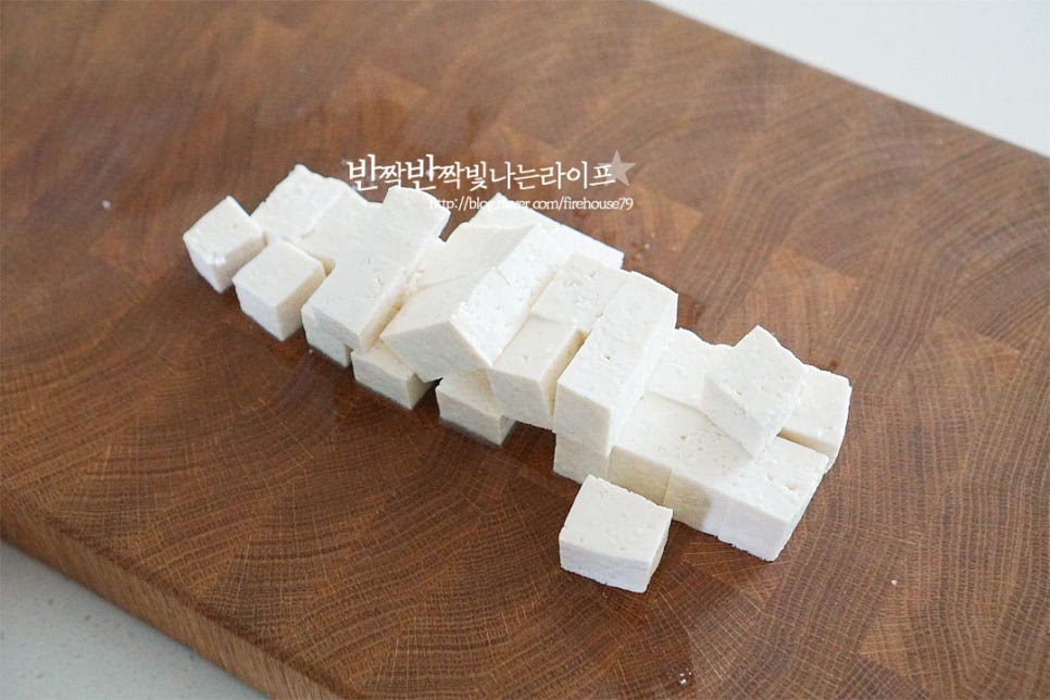 두부는 간수에 담겨있었기 때문에 가볍게 흐르는 물로 헹구어 물기를 제거한 뒤 사방 1~1.5cm로 깍둑썰기해줍니다. 육류나 해물 종류가 들어가지 않아도 두부만 넣어도 든든하게 맛볼 수 있으며 구수한 맛과도 잘 어울리는 재료라 두부된장찌개를 즐겨먹는 답니다. 애호박은 1cm 두께로 잘라 4등분 하고 양파와 무는 비슷하게 썰어줍니다. 숟가락으로 떠서 먹기 좋은 한 입 크기로 야채 밸런스를 맞추어줍니다. 대파와 고추는 송송 썰어줍니다. 매운맛은 입맛에 맞게 조절해 주세요.