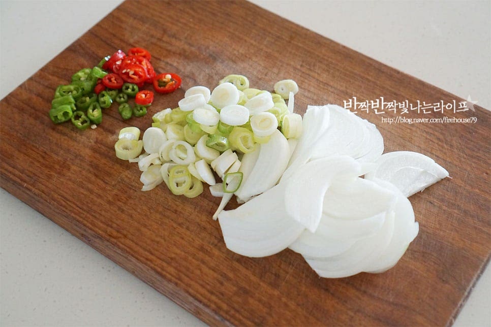 양파는 채를 썰고, 대파는 잘게 썰어줍니다. 매운맛 고추는 송송 썰어주었는데 기호에 따라 청양고추를 더해주셔도 좋아요.
