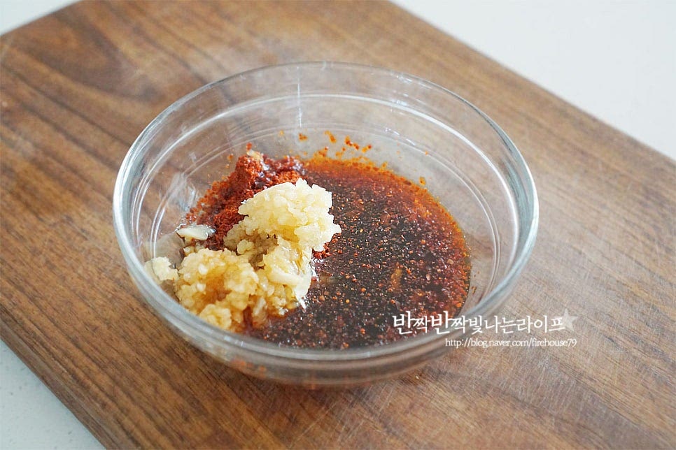 낙지볶음 양념장을 미리 섞어 준비해둡니다. 나중에 빠르게 볶아 완성하기 위해 고춧가루 2 큰 술, 진간장 3 큰 술 황설탕 1 큰 술, 간 마늘 1 큰 술 맛술 1½ 큰 술 넣고 버무려요. 간단한 몇 가지 재료 맛을 내어준답니다. 양파의 달큰한 맛이 더해줄 것이라 설탕은 1 큰 술 넣어주었는데 간에 따라 더해주셔도 좋아요.