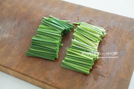 부추와 팽이버섯은 4~5cm 정도의 길이로 맞추어 썰어줍니다. 전골로 드실 때는 알배추나 당근, 버섯 종류를 다양하게 곁들이면 됩니다. 오목한 접시에 부추와 버섯을 테두리 부분으로 둘러 담은 뒤 가운데 아롱사태수육과 국물을 부어 완성합니다. 냄비에 넣고 끓이면서 먹으면 따뜻하게 즐길 수 있습니다. 겨자소스와 함께 곁들여 완성했습니다. 채소와 버섯과 함께 소스를 찍어 먹으면 감칠맛이 더 좋습니다. 뜨끈하게 끓여가며 먹어도 좋고 촉촉하게 국물을 부어 드셔도 좋습니다. 먹기 좋게 부드럽게 삶겨서 쫀득하고 고소함을 진하게 맛볼 수 있답니다. 레시피를 참고하여 맛있게 만들어드세요. 끄읕 !