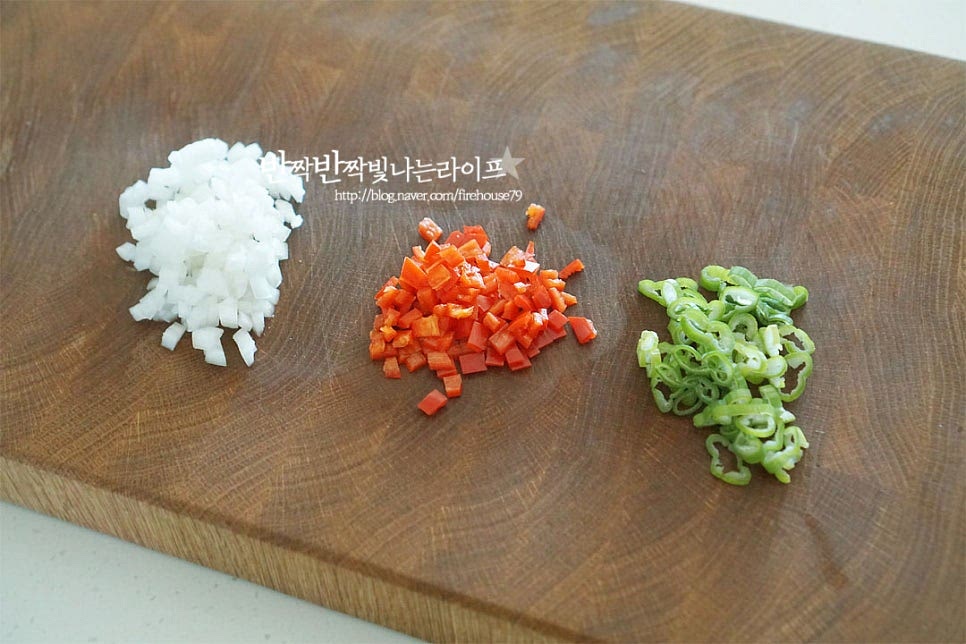 간장소스에 들어가는 양파, 대파, 고추는 모두 잘게 다져썰어줍니다. 매운맛에 따라 청양고추를 넣어주면 매콤 칼칼합니다. 볼에 양조간장 3 큰 술, 황설탕 1 큰 술, 식초 1 큰 술, 간 마늘 1/2 큰 술, 연겨자 1/2 작은 술, 육수 3 큰 술을 넣어줍니다. 설탕과 연겨자는 입맛에 맞게 조절해 주고 육수를 조금 넣으면 맛이 더 깊습니다. 연겨자가 풀어질 수 있도록 풀어서 섞어줍니다. 썰어둔 야채도 함께 넣고 완성합니다.