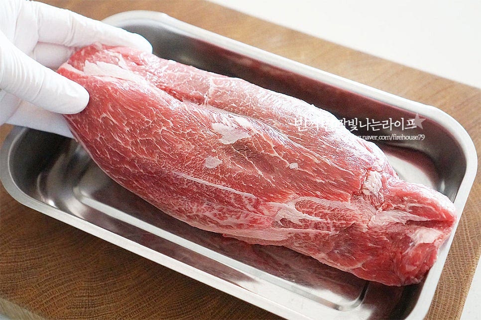 아롱사태 700g 정도를 준비했습니다. 흐르는 물에 가볍게 헹군 뒤 넉넉한 크기의 볼에 잠길 정도의 찬물에 담가 1시간 정도 핏물을 제거해 줍니다. 설탕을 1숟가락 정도 넣으면 조금 더 빠르게 핏물을 제거할 수 있습니다.