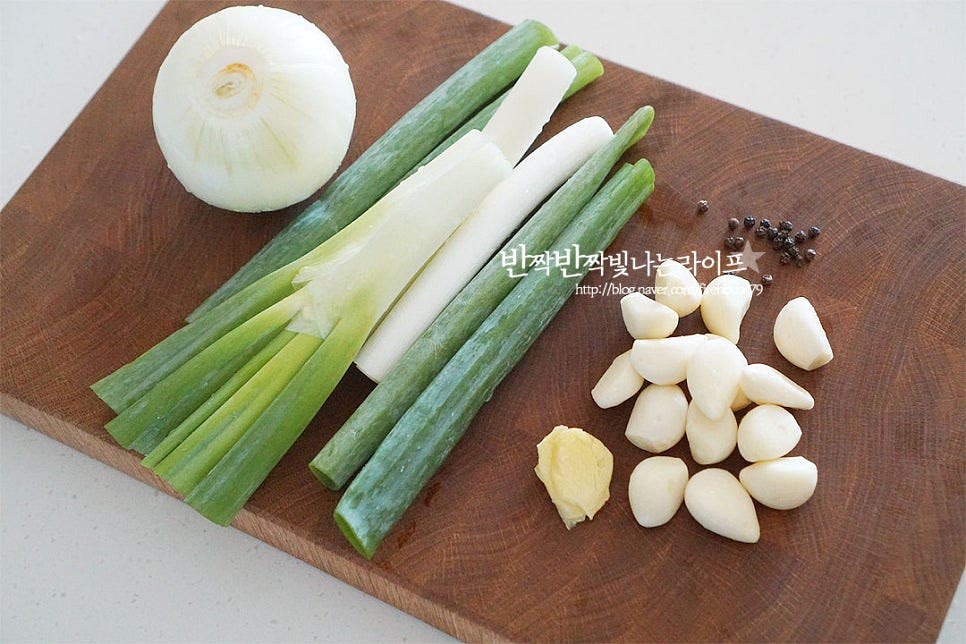 아롱사태의 잡냄새를 잡기 위한 향신 재료로 대파, 양파, 마늘, 생강, 통후추를 준비했습니다. 양파는 작은 크기 1개를 통째로 준비한 뒤 가운데 칼집을 넣고 대파는 큼직하게 썰어 준비합니다. 생강은 향이 강한 재료라 편으로 썰어 2조각 정도 넣었습니다.