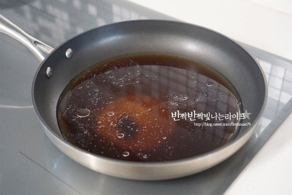 잡채 당면 삶기 하여줍니다. 다른 면과 같이 끓는 물에 데쳐도 되지만 불린 뒤 간이 스며들도록 양념물을 만들어 익히면서 볶아주시면 면이 불지 않고 간이 잘 스며들어 더 맛있게 드실 수 있어요. 팬에 물 200ml, 진간장 4½ 큰 술 황설탕 1½ 큰 술, 흑설탕 1 큰 술 식용유 1 큰 술 넣어줍니다. 흑설탕을 같이 넣어 색을 진하게 살려주었어요. 물의 양은 화력에 따라 가감해 주시고 짜고 단맛은 입맛에 맞게 조절해 주세요. 불려둔 면을 넣고 삶아줍니다. 중간센불로 졸이듯이 삶아줍니다. 익으면서 간이 스며들어 색도 곱게 나고 맛도 좋아요. 수분이 날아가면서 면이 익고 윤기나게 삶아졌어요. 면이 익으면 불을 끄고 볶아둔 재료와 부추를 넣고 같이 버무려 줍니다. 참기름과 통깨를 넣어 마무리해요. **간을 보고 간이 부족하다면 간장과 올리고당으로 맞추어 주세요. 소고기잡채 색색의 재료가 어우러져 색감이 정말 맛깔나 보이죠. 한 접시에 푸짐함이 가득 담겼어요. 영상도 같이 담았어요. 채소와 버섯, 고기를 넣어 만들었지만 고기 없이 채소만 넣어도 좋고 어묵을 맛을 내어도 좋은데요. 재료를 다양하게 곁들여 즐길 수 있어 다양한 간단잡채를 맛볼 수 있는 것 같아요. 재료가 어우러진 감칠맛이 조화로워요. 잡채 황금레시피 맛있게 만들어 드세요^^ 끄읕 !