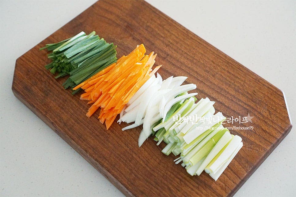채소와 버섯은 모두 먹기좋게 길이 밸런스를 맞추어 준비해 줍니다. 대파와 양파, 당근은 채를 썰고 부추는 길이를 맞추어 썰어줍니다. 어묵은 얇게 채를 썰고 파프리카는 씨를 제거하여 채를 썰어요. 표고버섯은 슬라이스하고 느타리버섯은 밑동을 잘라 찢어줍니다. 면과 어우러질 수 있도록 두께를 맞추어 채를 썰어주면 재료가 맛있게 어우러져요.