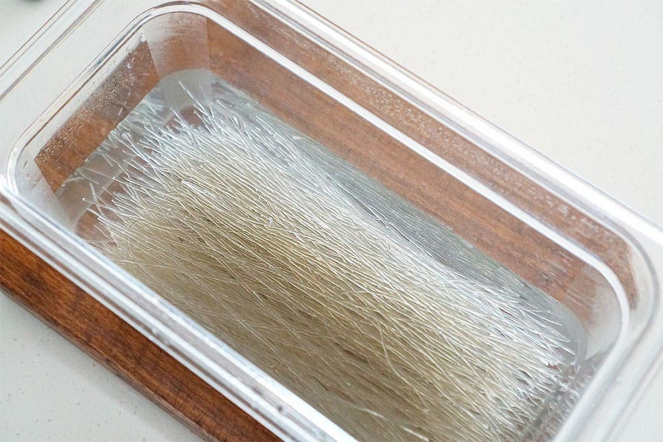 당면 불리기 먼저 해둡니다. 면이 잠길 정도로 찬물을 부어 30분 정도 불려줍니다. 뜨거운 물은 면이 퍼지니 찬물에 담가 주셔야 합니다. 소고기는 잡채용으로 채를 썬 고기를 준비해요. 기호에 따라서 돼지고기도 좋아요. 고기는 키친타월로 핏물을 제거해 줍니다. 진간장 1 큰 술, 맛술 1/2 큰 술 황설탕 1/2 큰 술, 다진 마늘 1/2 작은 술 참기름 1 큰 술, 후추 약간 넣고 다른 재료를 준비할 동안 밑간하여 둡니다.