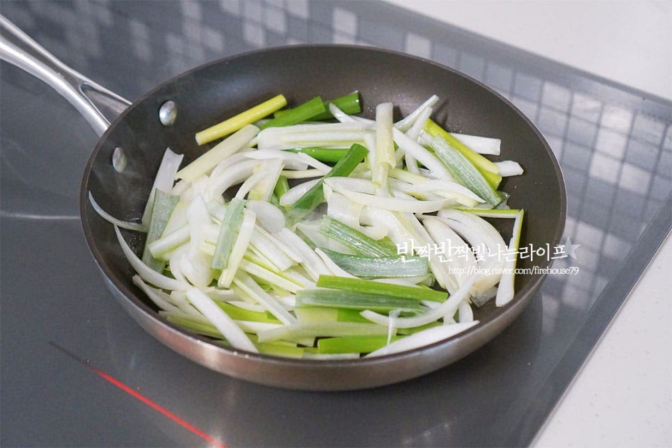 달군 팬에 식용유 약간 두르고 대파와 양파를 먼저 볶아줍니다. 파의 달큰한 향이 올라오면 당근과 파프리카를 넣고 같이 볶아요. 소금 약간 넣어 간을 해줍니다. *부추는 숨이 금방 죽어 마지막에 넣어줍니다. 채소와 고기+버섯을 나누어 볶아서 익혀줄 것이에요. 볶아둔 채소는 그릇에 덜어두고 밑간해둔 소고기를 볶아줍니다. 고기의 표면이 익으면 버섯과 어묵을 넣고 같이 볶아줍니다.