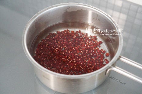 늙은호박죽은 삶은 팥이나 콩을 넣고 끓이면 맛과 식감이 풍부합니다. 팥은 깨진 것을 골라내어 씻은 뒤 냄비에 잠길 정도로 물을 붓고 삶아줍니다. 파르르 끓어오르면 떫은맛이 나는 첫물을 버리고 다시 물 500ml 정도 부은 뒤 소금 1/4 작은 술을 넣고 삶아줍니다. 끓어오르면 중불로 낮추어 30~35분 정도 삶고 5분 뜸을 들여 준비합니다.