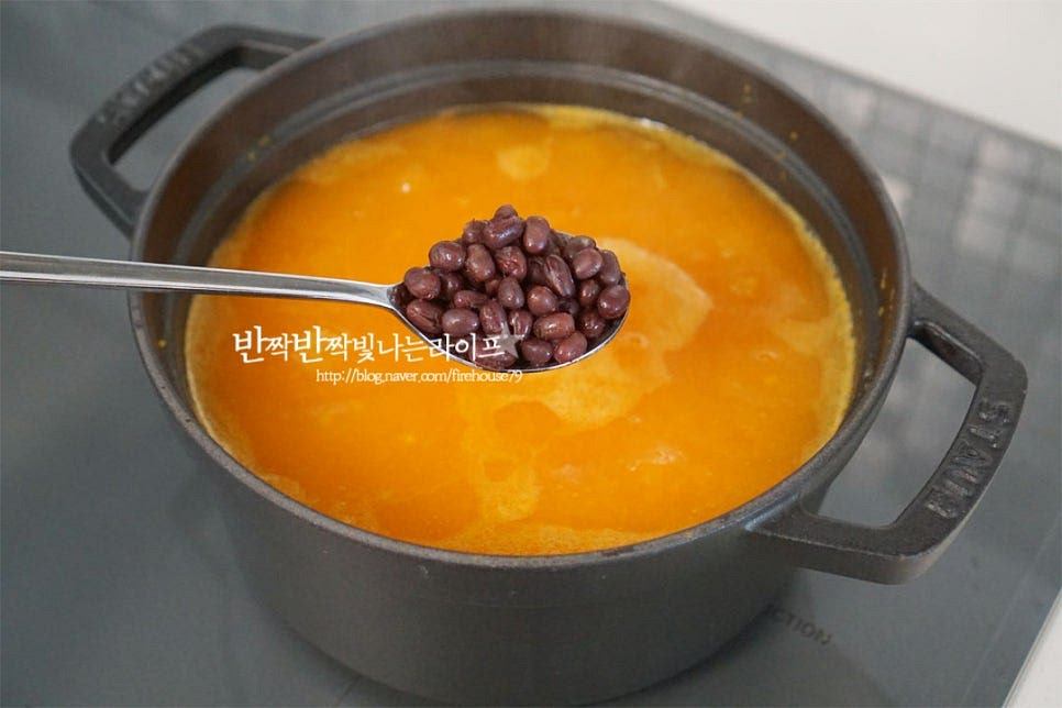 다시 불을 켜고 호박죽에 삶은 팥을 넣어줍니다. 팥이 섞이면서 다시 끓어오르기 시작하면 찹쌀가루 5 큰 술을 넣고 저어줍니다. 부드러운 식감으로 만든다면 물 1/2컵 정도에 찹쌀가루를 풀어서 찹쌀물을 넣어주면 되지만 팥과 함께 걸쭉하면서도 투박하게 찰기 있게 끓였습니다. 바로 넣을 것이라 삶는 물을 적당하게 맞추어주었는데 물에 풀어서 넣을 때는 삶는 물도 조금 줄여줍니다. 농도가 걸쭉해지면서부터는 튀어 오를 수 있으니 주의해가며 눌어붙지 않게 약불로 저어가며 재료가 풀어지도록 끓입니다. 걸쭉해지는 정도에 따라 찹쌀과 물의 양은 조절해줍니다.