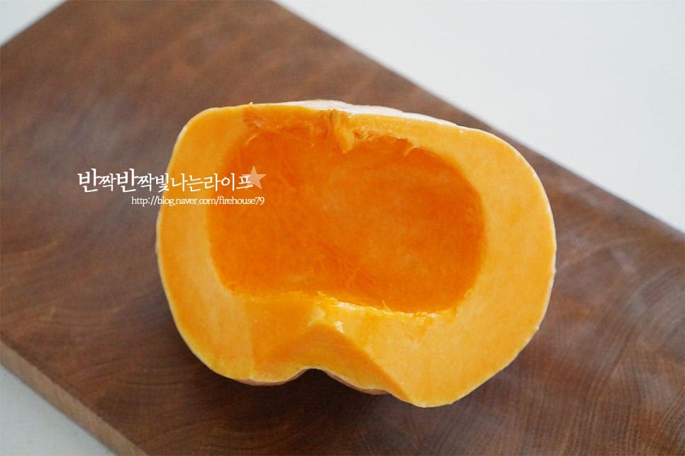 늙은호박 1/4개 정도를 준비했습니다. 크기가 큰 늙은호박은 껍질이 단단하여 손질할 때 주의하여 해줍니다. 먼저 겉면은 수세미로 문질러 깨끗하게 세척 후 물기를 제거합니다. 반으로 자른 뒤 가운데 씨를 숟가락을 긁어서 제거해줍니다. 손질하기 좋은 크기로 자른 뒤 칼로 껍질을 깎아줍니다. 껍질 부분이 단단하여 나누어 자른 후 칼로 벗기면 됩니다. 호박죽 만들기 좋도록 껍질 제거 후 나박하게 썰어줍니다.