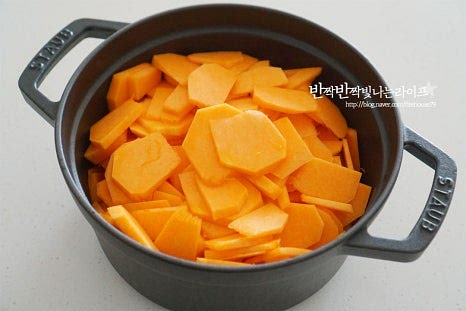 큼직한 크기의 냄비에 손질한 호박을 넣고 물 400ml를 부어줍니다. 끓이면서 튀어 오를 수 있으니 깊이가 있는 냄비를 준비해 주면 좋습니다. 뚜껑을 덮고 센 불에서 끓이다가 끓어오르기 시작하면 중불로 낮추어 15~20분 정도 삶아줍니다. 부드럽게 과육이 으깨어질 정도로 익혀주면 됩니다.