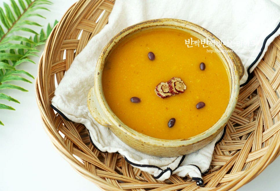 그릇에 푸짐하게 담은 뒤 대추 고명이나 호박씨 등을 올려주면 먹음직스럽게 마무리 완성입니다. 진한 노란색만큼이나 달콤함도 깊습니다. 호박의 맛과 향을 진하게 맛볼 수 있으며 따뜻하게 먹어도 맛있지만 차갑게 해서 먹어도 맛있어서 한번 끓일 때 넉넉하게 만들면 든든합니다. 달콤 구수한 간식이나 한그릇 식사 대용으로 레시피를 참고하여 맛있게 만들어드세요. 끄읕 !