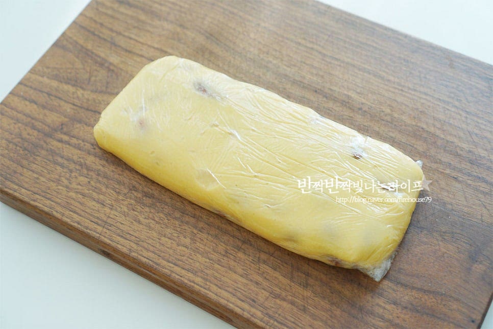 랩에 반죽을 올려 감싼 뒤 손으로 납작하게 모양을 잡아줍니다. 두께가 2~3cm 정로 평평하게 모양을 만들어 주시면 됩니다. 랩핑한 반죽은 냉장실에 넣어 1시간 휴지해줍니다. 넷, 냉장고에서 꺼낸 반죽을 다시 한번 모양을 잡아준 뒤 구워줍니다. 냉장고에서 나오면 모양을 잡기 훨씬 수월해져요~ 1차로 170도로 미리 예열해둔 오븐에 넣고 170~180도 20분 정도 구워주었어요. 기기의 사양에 따라 중간중간 체크를 해주어 시간을 가감하여 줍니다. 구워진 반죽은 충분히 식혀줍니다. 식힌 뒤 반죽을 썰어주어여 모양이 부서서지않아요~ 일정한 간격으로 반죽을 썰어줍니다. 약간 사선으로 썰어주면 모양이 더 고와요~ 단면을 보면 겉은 어느 정도 익었으면서 속은 덜 익은 상태인데요. 다시 오븐에 넣고 2차로 구워줍니다. 160도 10~15분 정도 구워주면 되는데요. 두께가 얇은 편이고 두번 구워주는 것이기 때문에 중간에 굽기 정도를 체크해주어 시간을 가감해주는게 좋아요. (저는 잠시 설거지 한다고 약간 오버쿡 되어버렸어요; 그래도 정말 맛있었답니다~) 식힘망에 올려 식혀주어 바삭바삭하게 곁들이면 됩니다^^ 아몬드 비스코티 식감이 중간중간 오독오독 씹히면서 특유의 바삭한 맛이 좋아요. 여기에 커피 곁들이면 딱 이랍니다. 영상도 같이 담았어요. 은은한 단맛과 담백한 매력 무엇보다 바삭바삭한 그 맛이 포인트입니다~ 비스코티 만들기 커피와 어울리는 구움 쿠키로 집에서 어렵지않게 만들어 드셔보세요. 기호에 따라 속재료를 달리하면 더 매력적인 맛을 느낄 수 있답니다. 맛있게 만들어 드세요^^ 끄읕 !