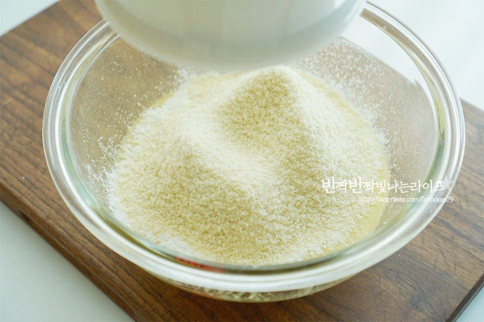 박력분 120g, 아몬드파우더 50g 베이킹파우더 2g을 체에 곱게 내려줍니다. 가루가 어느 정도 잘 섞일정돌 11자를 그리며 섞어줍니다. 아몬드 50g을 넣어줍니다. 쿠키 옵션으로 아몬드와 같은 견과, 건과일, 초코칩 등 기호에 따라 넣으셔도 좋습니다. 가루 입자가 보이지않게 잘 섞어줍니다.