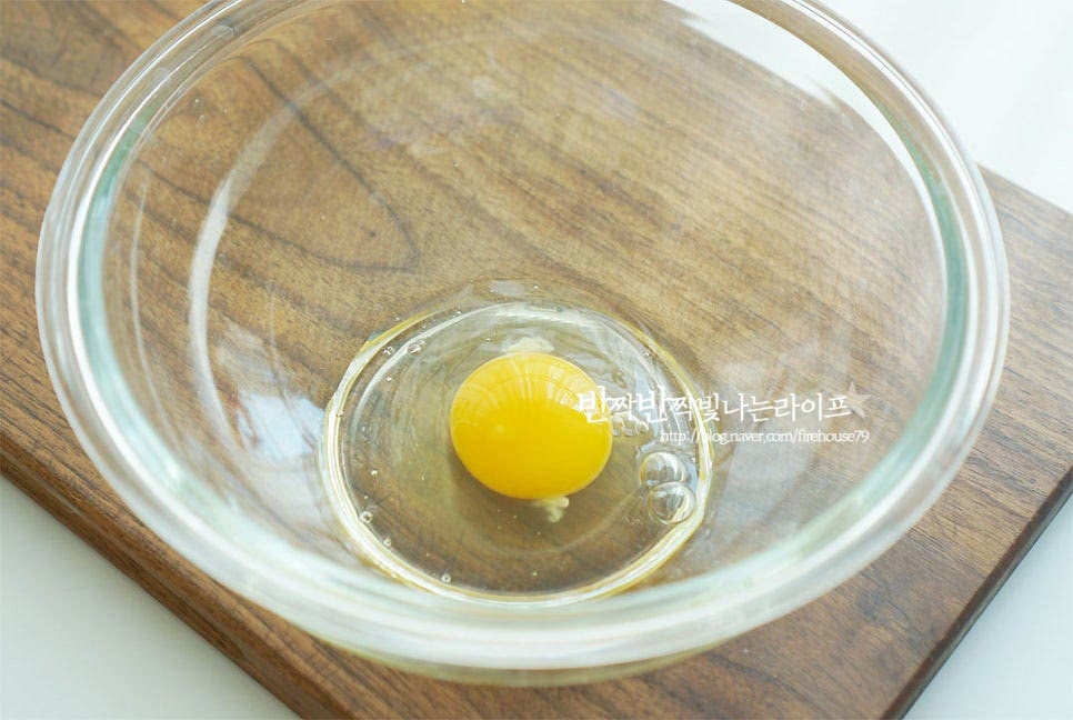 볼에 달걀을 넣어줍니다. 앞서 말한대로 실온에 한시간 정도 꺼내어 두었어요. 댤걀을 풀어줍니다. 설탕 70g, 소금 1g 메이플시럽 10g을 넣고 잘 풀어줍니다. 잘 어우러지도록 섞어줍니다. 녹인 버터를 넣어주는데요. 버터 40g을 전자레인지 30초 정도 데워 따뜻한 정도(40도)로 녹여주었어요. 버터가 겉돌지않도록 달걀물과 고르게 섞어줍니다.