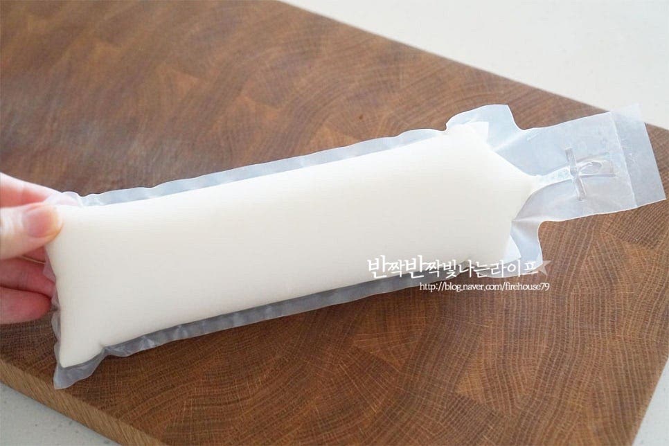 순두부 한 봉지 있으면 한 끼를 든든하게 요리할 수 있죠. 찌개가 끓을 때 바로 잘라서 넣어도 좋고 미리 먹기 좋게 잘라주셔도 됩니다. 떠먹기 좋게 숭덩숭덩 썰어주세요. 다진 돼지고기를 넣어 만들거나 냉동실에 소분해둔 대패삼겹살이 있다면 잘게 다져 썰어 넣으면 고소한 맛이 좋습니다. 고추기름을 내어줄 것이라 살코기와 기름이 적당히 섞인 부위가 고소하게 잘 어우러집니다. 냉동상태라 정량에서 양을 조금 더 추가했어요. 양념장에 넣어줄 재료들을 잘게 잘라 썰어줍니다. 양파와 대파, 고추는 잘게 다져 썰어줍니다. 매운맛 입맛에 따라 고추는 양을 조절해 주세요.