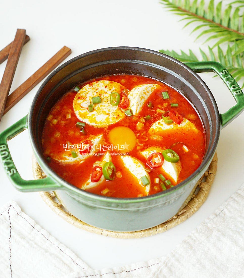 맛있게 쪽파를 약간 곁들여 완성입니다. 몽글몽글 부드럽고 담백 고소한 순두부와 얼큰한 국물 감칠맛이 푸짐해요. 영상도 같이 담았어요. 백종원 순두부찌개 끓이는법은 돼지고기 고추기름 양념으로 매콤한 깊은 맛을 더해 누구나 간단하게 요리할 수 있어 냉장고 속 재료를 활용하여 어렵지않게 만들 수 있어요. 매콤 칼칼하면서도 고소함이 어우러지는 찌개요리 맛있게 만들어드세요. 끄읕 !