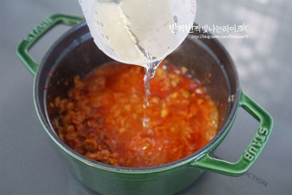 육수 또는 물을 넣고 끓여줍니다. 물의 양이 조금 적은 것 같지만 순두부를 넣고 끓이면서 수분이 나와 적당하게 자작한 찌개국물이 만들어져요. 물을 넣어도 되지만 육수가 더 국물이 진해요. 다시팩 또는 코인, 액상을 활용해 주세요. 끓어오르면 순두부를 넣어줍니다. 미리 썰어서 넣어주었지만 바로 넣고 숟가락으로 큼직하게 잘라주면 간단하게 요리할 수 있어요. 끓어오르면 고추와 계란 1개 후추 약간 넣고 마무리해요. 부족한 간은 소금이나 국간장을 더해주세요.