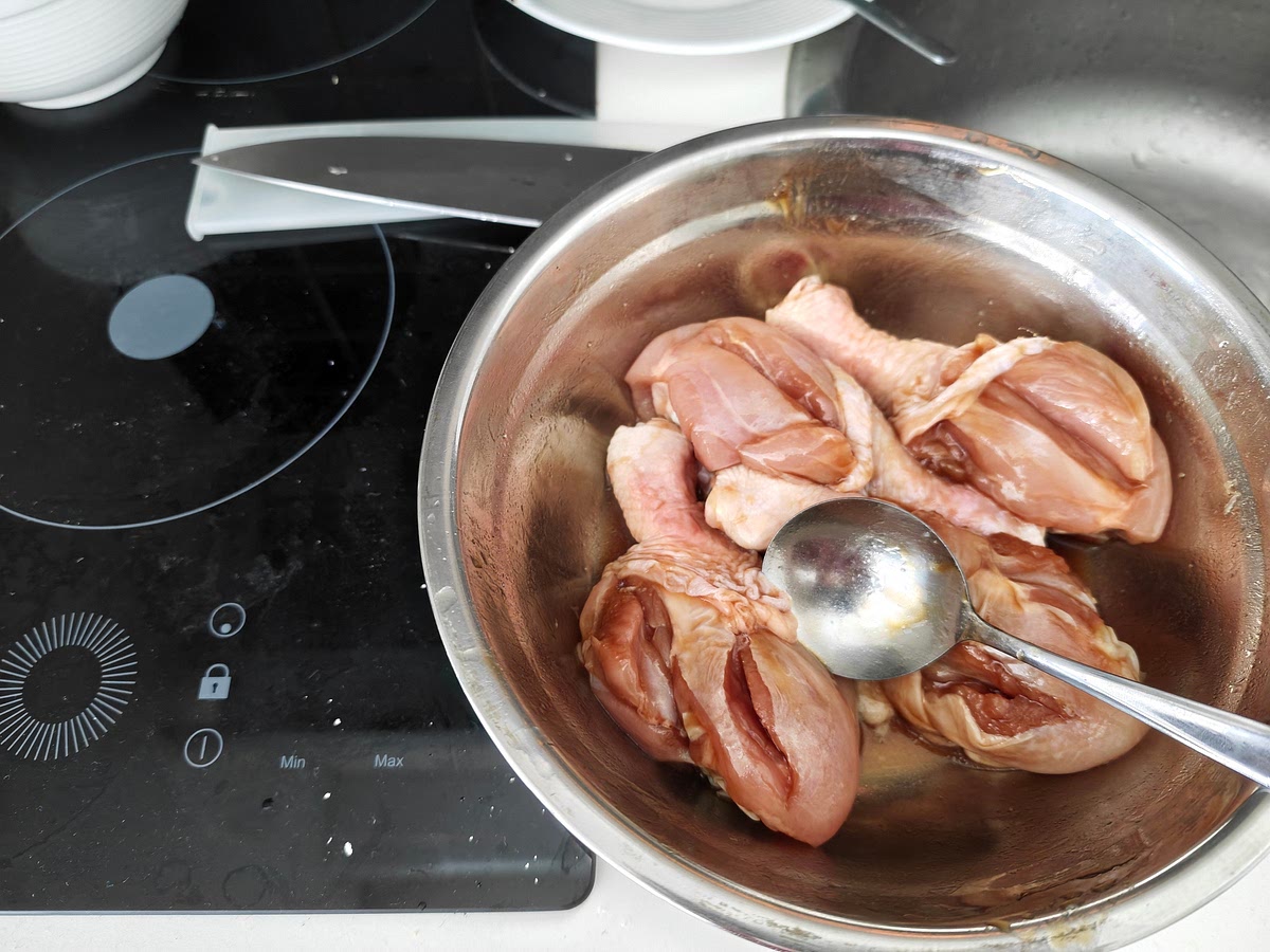 Cut the chicken legs with knife, put in a bowl, add:
2 tea spoon soy sauce,
1 tea spoon cooking wine,
1 tea spoon oil,
1 tea spoon oyster sauce,
some black peppercorns.
Pickle for around 20 mins.