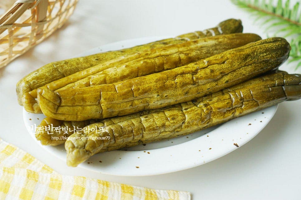 물엿, 천일염, 식초, 소주 4가지 재료로 만드는 레시피로 처음 만들어보는 분들도 어렵지않게 완성할 수 있어요. 영상도 같이 담았어요. 한번 만들어두면 여름철 내내 든든하죠. 비율에 맞게 재료를 넣고 숙성해주면 되니 내내 만들어먹게 된답니다. 맛있게 만들어 드세요. 끄읕 !