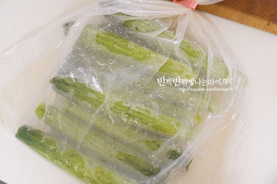 실온에서 3일 숙성한 뒤 일주일이 뒤 오이지만 건져 냉장 보관해줍니다. 노랗게 숙성된 상태에 따라 실온에 더 두었다가 냉장 보관해주셔도 좋아요. 4일 정도 지난 오이지에요. 3일 숙성 후 바로 먹어도 된다고 하지만 일주일은 숙성하면 오독오독 식감과 맛이 더 좋아요. 물엿 오이지 수분이 빠지면서 구부려보았을 때 유연하게 휘어집니다. 골마지 없이 식감이 오독하게 만들어지면 양념재료에 무침 반찬 만들면 맛있답니다.