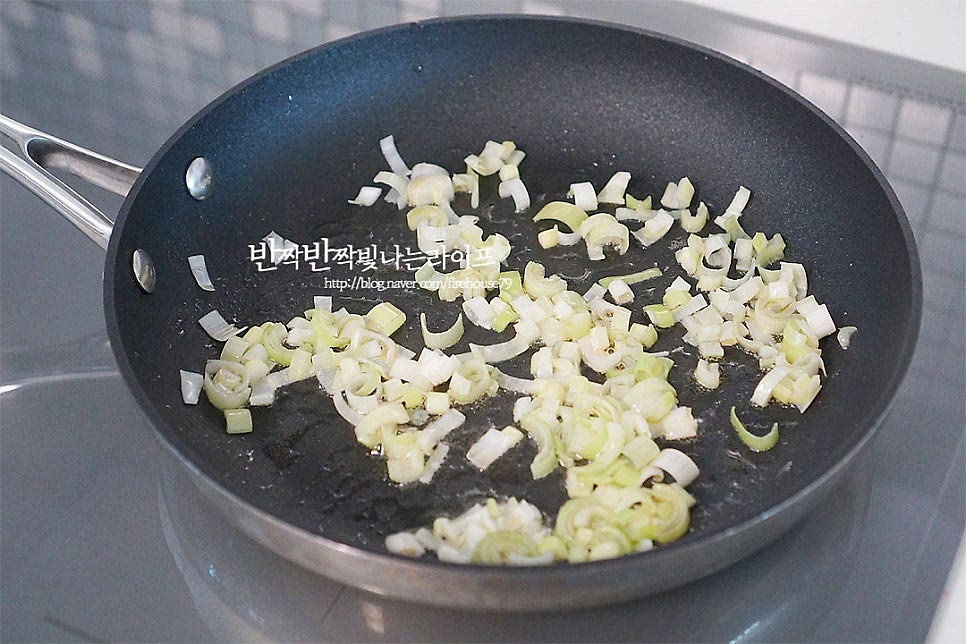 달군 팬에 식용유 2 큰 술 두르고 다진 대파를 넣고 볶아줍니다. 흰 부분 위주로 잘게 썰어 넣고 타지 않게 향을 낼 수 있도록 불을 조절하여 볶아줍니다. 볶음밥은 파기름을 내는 것부터 시작입니다.