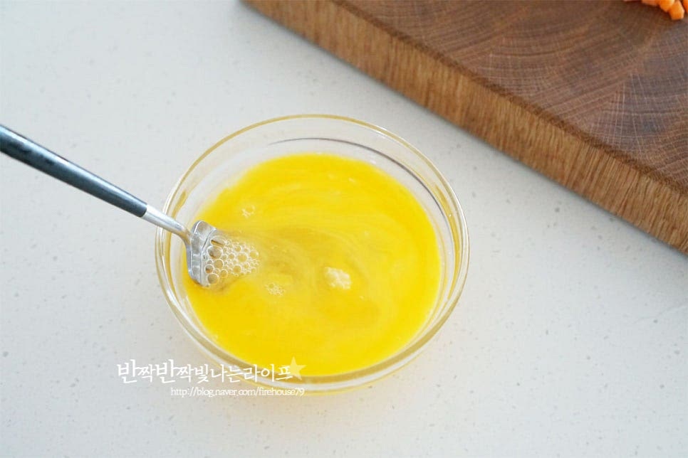 달걀은 덩어리 없이 곱게 풀어줍니다. 미리 풀어두면 요리하기 더 편해요.
