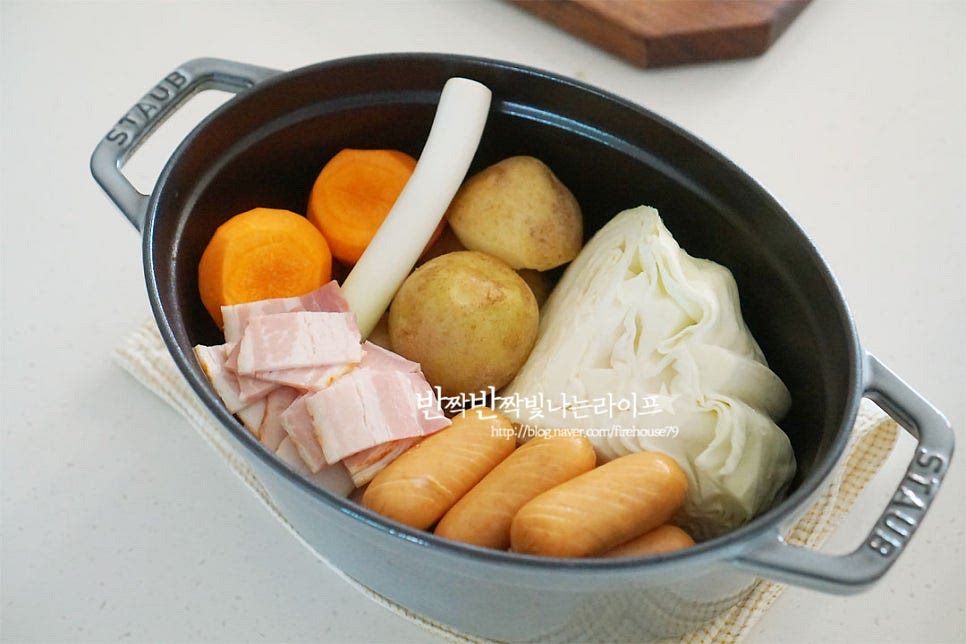 냄비에 모든 재료를 담아줍니다. 화려한 양념을 넣는 것이 아닌 재료에서 나오는 깊은 맛을 내어줄 것이라 바닥면이 두꺼운 냄비에 끓여주시면 좋아요. 물 300~400ml 정도 자작하게 부어줍니다. 재료의 수분이 나오기 때문에 물을 너무 많이 넣지 않아도 좋아요. 치킨스톡 1 작은 술 넣어줍니다. 농도에 따라 양은 가감해 주세요. 월계수잎 2장 같이 넣어주고요~ 허브 종류는 취향껏 넣어주세요.