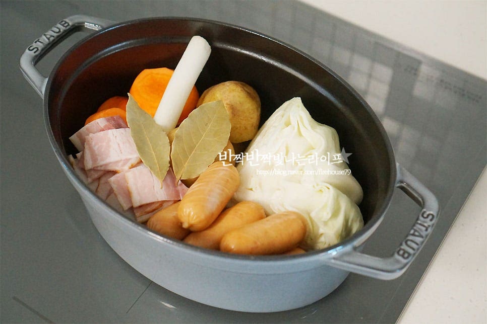 약불로 오래 끓여줍니다. 약불로 천천히 익혀주어야 재료의 맛이 우러나 풍미가 더 깊어요~ 뚜껑을 덮고 약불로 40분~1시간 푹 끓여줍니다. 화력이나 냄비에 따라 시간은 조절하여 주세요. 거의 50분 정도 푹 끓이니 국물 자작하게 되었어요. 뚜껑을 열기만 해도 재료에서 나온 담백한 풍미가 가득해요. 기호에 따라 소금, 후추 갈아 넣고 마무리하여 줍니다. 전 간이 딱 맞아서 후추만 약간 갈아 넣었어요. 소고기를 넣고 끓이는 스튜보다는 재료를 손질하는 것에서부터 푹 끓여 내기까지 정말 쉽죠. 한입 먹어보면 감칠맛 가득한 국물도, 부드럽고 담백하게 익은 건더기도 속을 따뜻하게 채워준답니다. 영상도 같이 담았어요. 말이 필요 없는 양배추의 달큰함과 포슬포슬한 감자와 소시지 등 특별하게 간을 하지 않아도 그대로 맛이 좋아요. 특유의 깔끔하고 담백한 맛이 매력이랍니다. 프랑스 스튜 포토푀 따뜻하고 맛있게 드세요^^ 끄읕 !