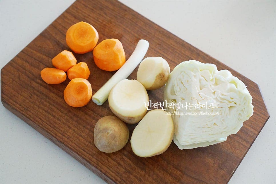 채소는 큼직하게 썰어 준비해 줍니다. 당근과 감자는 큼직하게 잘라주고 양배추는 심지를 제거하여 통으로 넣어줍니다. 감자와 당근은 모서리 부분을 깎아 둥글게 썰어주었어요. 오래 끓여줄 것이라 깎아주었는데 생략 가능해요. 감자는 야채 솔로 문질러 씻어 껍질째 넣어주었어요~ 소시지는 칼집을 넣고 베이컨은 굵게 채를 썰어줍니다.