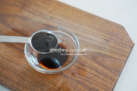 재료의 식감을 살리기 위해 센 불로 볶아 익혀줄 것이라 미리 소스도 준비해둡니다. 진간장 1 큰 술, 굴소스 1½ 큰 술 맛술 1 큰 술, 생강술(청주) 1 큰 술 황설탕 1 작은 술 넣고 잘 섞어주어요. 단맛은 간에 따라 조절해 주세요.