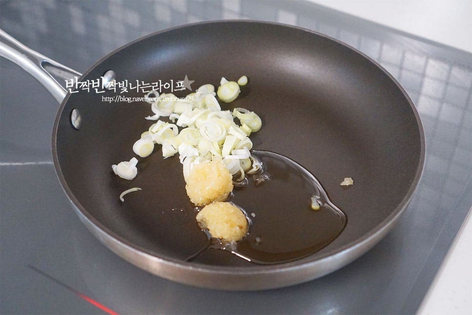 고추잡채를 만들 때 고추기름을 넣어주면 매콤하고 향긋한 풍미가 좋은데요. 미리 만들어둔 것이 없다면 저와 같이 바로 만들어 곁들여도 좋아요. 팬에 식용유 4 큰 술 넉넉하게 두르고 다진 대파와 간 마늘을 올려 타지 않게 불 조절을 하여 향을 내며 볶아줍니다. 파가 나른해지면서 재료의 향이 올라오면 고운 고춧가루 1 작은 술을 넣고 볶아요. 고춧가루는 타기 쉬우므로 약불에서 기름과 어우러지도록 볶아 기름을 내어줍니다. 달큰하고 향긋한 향의 빨간기름이 만들어졌어요.