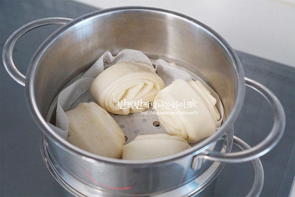 김이 오른 찜기에 냉동 상태의 꽃빵을 넣고 4~6분 쪄서 촉촉하게 익혀줍니다. 꽃빵 고추잡채는 빠질 수 없죠. 가운데 고추잡채를 올리고 푸짐하게 담아줍니다. 꽃빵을 곁들여주면 맛깔나 보인답니다. 영상도 같이 담았어요. 피망의 아삭하고 풋풋한 향이 다른 재료들과의 밸런스가 조화로운데요. 매운 향이 가미되어 담백한 꽃빵에 곁들여먹음 간도 적당하고 식감도 잘 어울려요. 고추잡채 만들기 간단하고 맛있는 조합으로 즐겨보아요^^ 끄읕 !