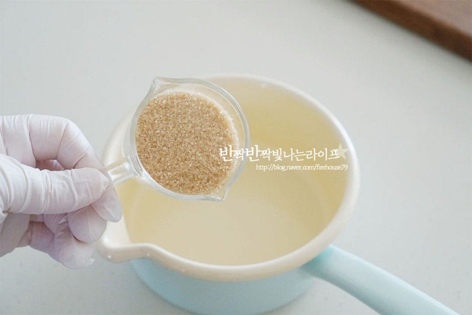 장아찌 절임물을 준비해요. 앞서 말한 대로 기본 비율에서 입맛에 맞게 조절해 주시면 되는데요. 신랑이 신맛을 좋아하지 않아 식초는 줄이고, 황설탕과 매실액을 섞어 단맛을 내어주었습니다. 양조간장 140ml, 황설탕 90ml 매실액 50ml, 사과식초 120ml 맛술 2 큰 술 넣어줍니다. 새콤하게 드시고 싶다면 식초 양을 늘려주시고, 절임물을 끓인 뒤 마지막에 넣어주세요. 저와 같이 신맛을 중화해주고 싶다면 같이 넣고 끓여주시면 됩니다. 설탕이 녹을 정도로 끓여줍니다. 설탕 입자가 녹도록 파르르 끓여줍니다. 엄나무 순은 향이 강하기 때문에 별다른 재료를 넣지 않고 간장물을 만들어 주시면 되어요.