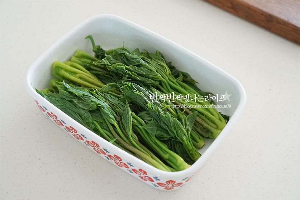 밀폐용기에 데친 개두릅을 담아줍니다. 데친 뒤 장아찌를 담그는 것이라 간장물은 완전히 식힌 뒤 부어줍니다. 3~4일 숙성한 뒤 드시면 됩니다. 바로 드셔도 좋고, 2~3주 냉장고에서 숙성해 주시면 맛이 더 들어서 먹기 좋습니다. 맛있게 숙성되어 먹어보니 특유의 쌉싸래한 향과 짭조름한 새콤달콤한 맛이 잘 어우러졌어요. 영상도 같이 담았어요. 제철에만 맛볼 수 있는 봄나물은 개두릅장아찌로 담아놓으면 맛과 향을 내내 즐길 수 있어요. 만들어두고 밑반찬으로 꺼내어 드시기도 좋고요. 엄나무순장아찌 맛있게 만들어 드세요^^ 끄읕 !