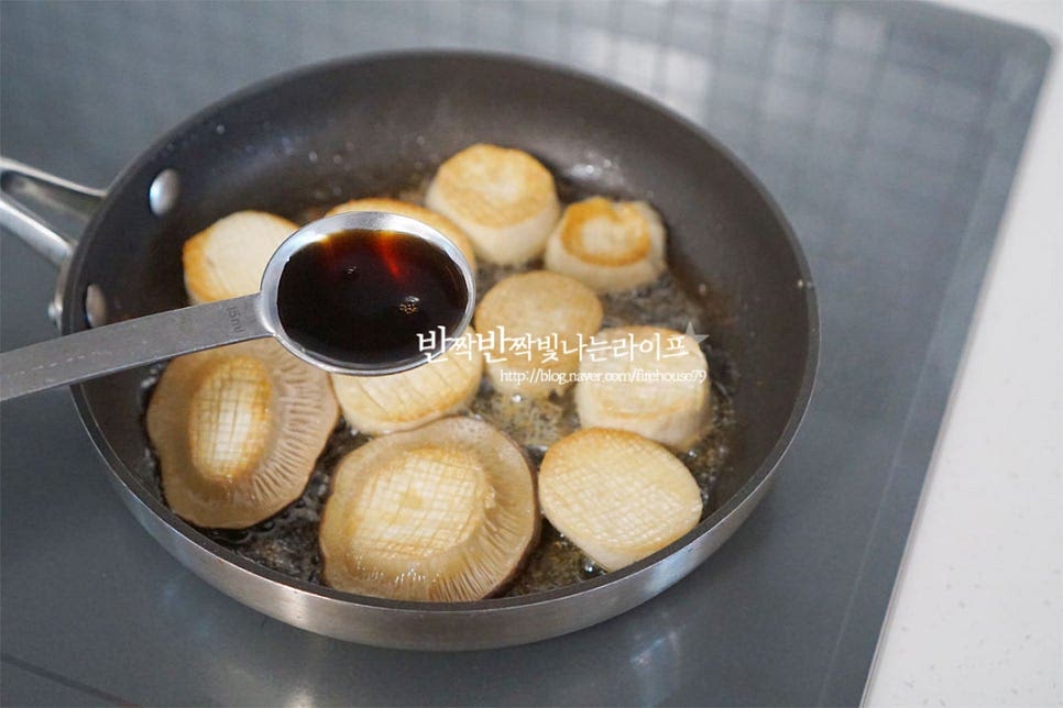 버터가 녹으면서 겉면이 코팅되면 양념재료를 넣어줍니다. 진간장 1 큰 술, 맛술 1 큰 술 다진 마늘 1 작은 술, 올리고당 약간 후추 약간 넣어줍니다. 올리고당은 간을 보고 가감해 주세요. 다진 마늘이 타기 쉬우므로 불 조절을 하여 졸이듯이 구워줍니다. 칼집 넣은 사이사이로 간이 스며들어 맛이 더 좋습니다. 먹기 좋게 새송이 버터구이가 완성되면 그릇에 담아 쪽파를 곁들여 줍니다. 정말 간단하죠~ 영상도 같이 담았어요. 간단한 새송이버섯요리로 누구나 쉽고 맛있게 맛보실 수 있어요. 한입 먹어보면 조개 관자 같으면서 버터의 고소한 풍미가 조화롭게 어우러진답니다. 새송이버섯 구이 맛있게 만들어 드세요^^ 끄읕 !