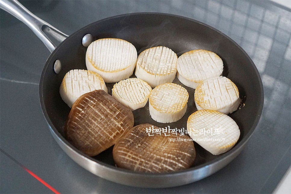 마른 팬에 새송이버섯을 먼저 구워주어요. 타지 않도록 중불로 노릇하게 구워줍니다. 노릇하게 앞뒤로 색이 나면 버터를 넣고 함께 구워줍니다. 고소한 버터가 들어가면 풍미가 확 살아나요~