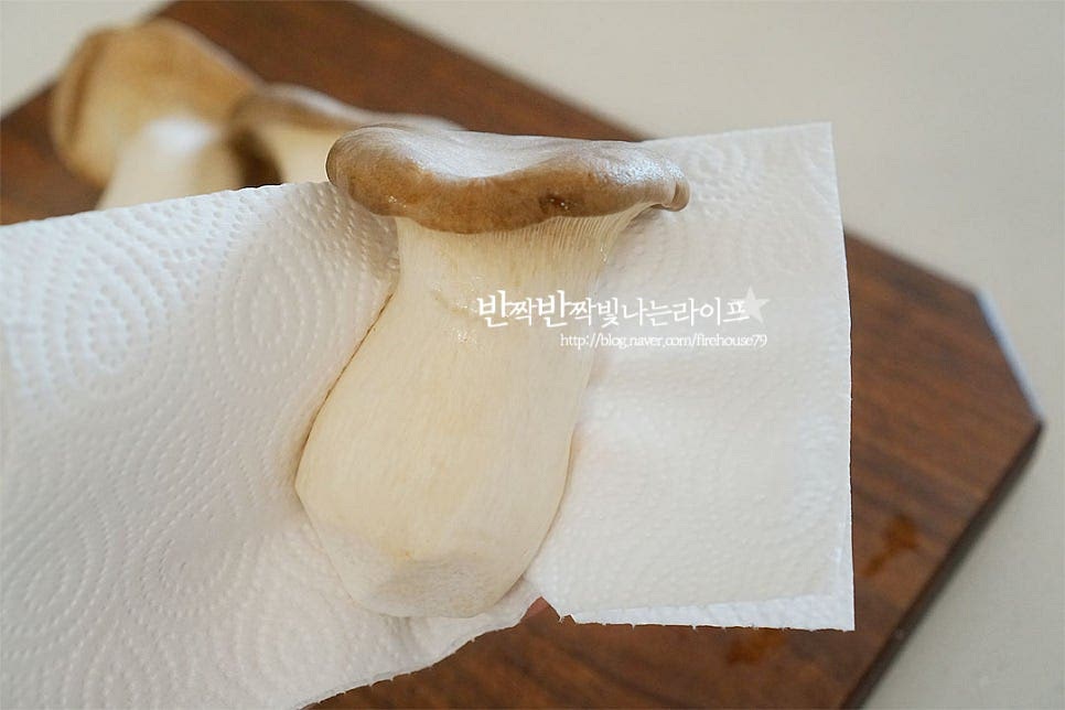 버섯은 수분에 약한 재료이므로 젖은 키친타월로 닦아주거나 흐르는 물에 빠르게 헹구어 물기를 바로 제거해 줍니다. 새송이 같은 경우 통으로 구워 먹어도 채즙이 가득 맛이 좋은데요. 동그란 모양을 살려 슬라이스하여 요리해 주시면 마치 조개관자의 식감이 나서 또 색다르게 맛보실 수 있어요. 버섯은 동그랗게 3~4cm 두께로 잘라줍니다. 구우면서 수분이 빠져 부피가 줄어들어 조금 도톰하게 잘라주시는 게 식감이 더 탱탱합니다. 그리고 앞뒤로 일정하게 격자무늬 칼집을 넣어줍니다.
