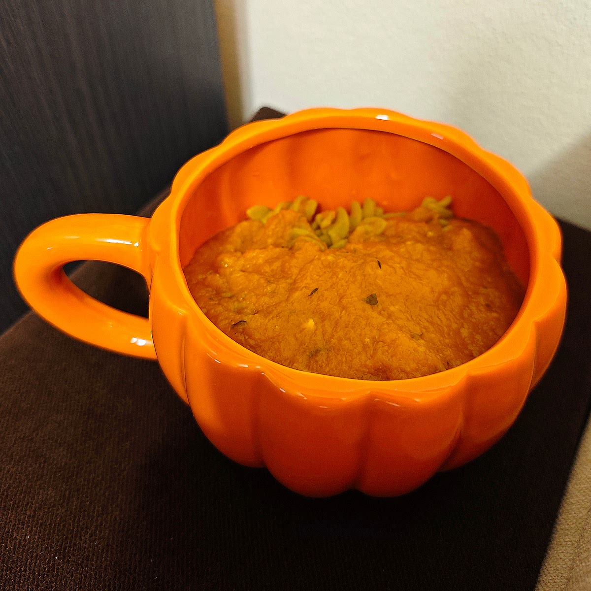 Finally, you can decorate the soup with cream, spring onions, cheese, croutons, roasted seeds, more chili or mix in the pasta/gnocchi 🎃