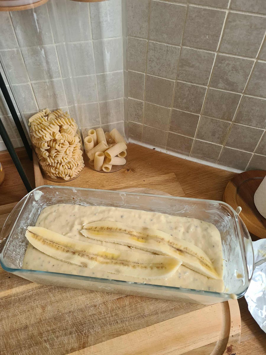 Verser dans un moule à cake et rajouter la dernière banane coupée en 2 pour la deco.