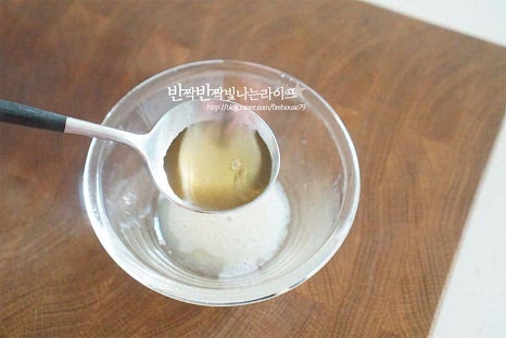 사과식초 1 큰 술, 알룰로스 1 큰 술 올리브오일 2 큰 술, 소금과 후추 약간 착즙해둔 참외 과즙을 넣어줍니다. 사과식초 대신 레몬즙이나 화이트 발사믹 식초를 넣어도 좋으며 새콤달콤한 맛은 입맛에 맞게 조절해 주세요. 달달한 과즙이 들어가기 때문에 알룰로스는 단맛에 따라 양을 조절하면 됩니다. 드레싱을 섞어서 완성합니다.