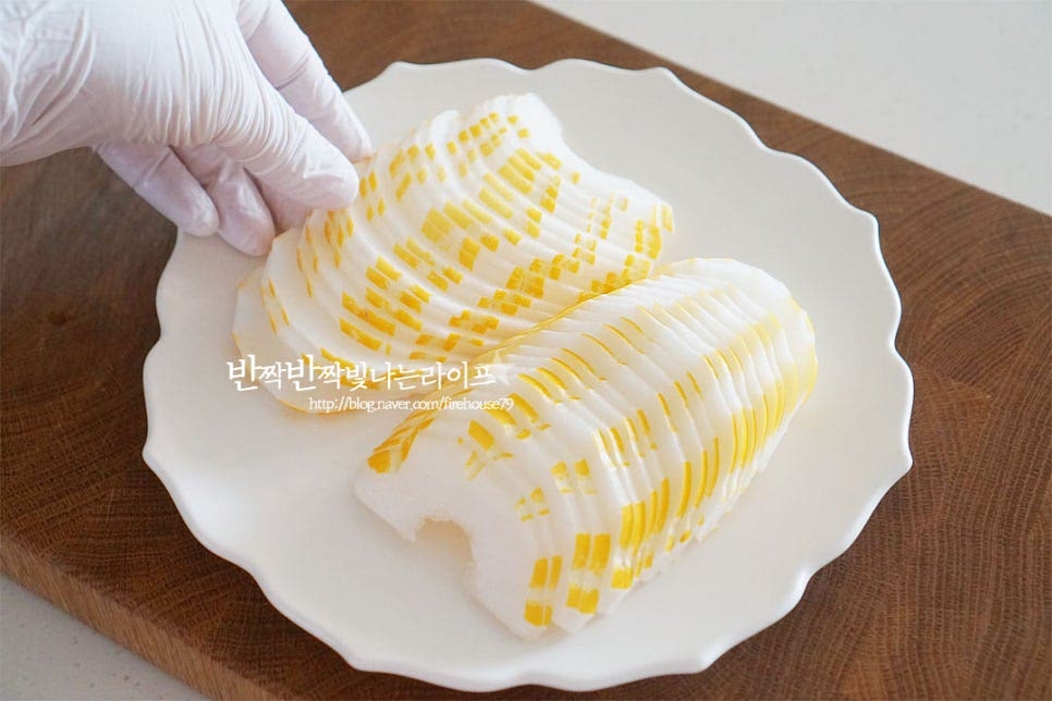 접시에 참외 과육을 펼쳐 올려줍니다. 그 위로 허브 딜이나 레드페퍼, 타임 등 곁들이는 부재료를 올려줍니다. 차갑게 먹으면 아삭아삭 더 맛있으며 먹기전에 드레싱을 부어줍니다. 샐러드 드레싱을 부어주면 간단하고 맛있게 완성입니다. 영상도 같이 담았어요. 제철 과일로 간단하게 만들 수 있으며 맛은 물론 플레이팅까지 근사해요. 상큼 달콤한 맛과 식감이 입맛을 돋운답니다. 간단하게 만드는 샐러드 종류로 참외로 맛있게 만들어드세요. 끄읕 !