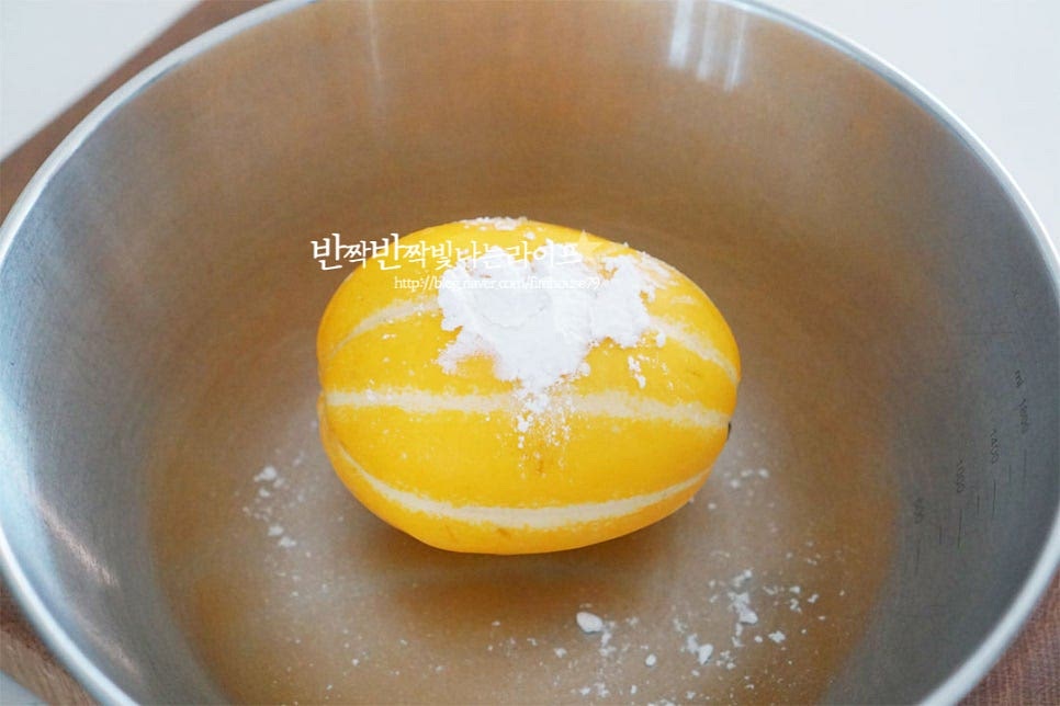 껍질 부분은 그대로 넣고 아삭한 식감을 살려줄 것이라 베이킹소다 약간 뿌린 뒤 꼼꼼하게 문질러 씻어줍니다.