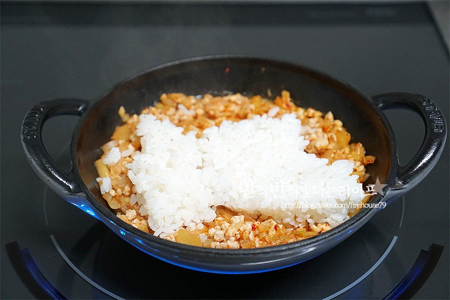 식은 밥을 넣고 재료와 잘 섞어줍니다. 정석대로라면 불린 쌀을 넣어 육수로 끓여주어야 하는데 집에서 간단하게 만들기 위해 식은 밥을 넣어 만들어줍니다. 그렇기 때문에 볶음밥만큼이나 아주 간단하게 만들 수 있지요. 밥은 한김 식혀 넣어주는 게 밥알의 식감이 더 좋아요.