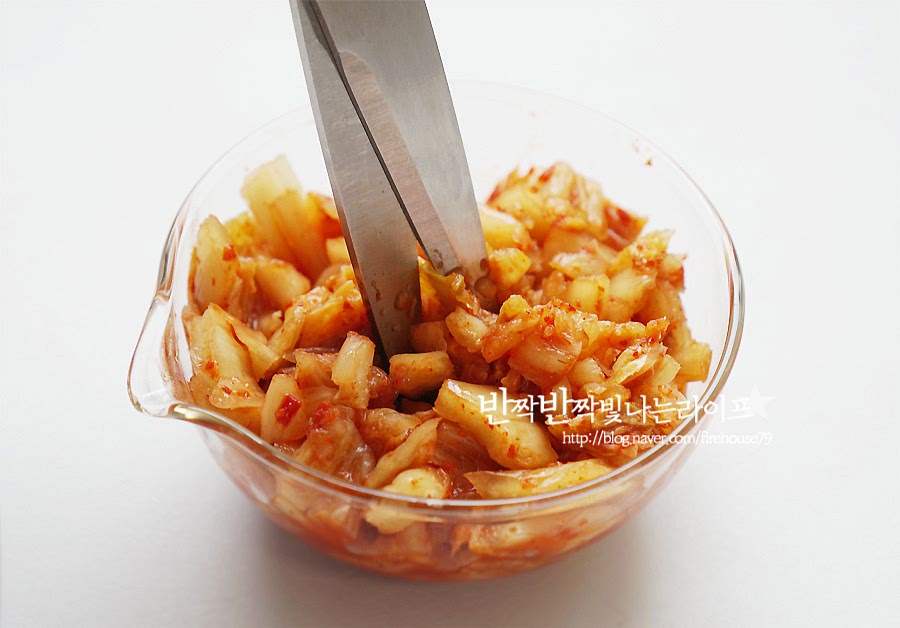 김치는 잘게 썰어 준비해요. 많은 양을 넣는 게 아니라 가위를 이용하면 간편하게 자를 수 있어요. 양파도 잘게 다져주세요. 리조또라고 하면 집에서 만들기에 어려울 것이라고 생각하기 쉬운데 볶음밥만큼이나 간단하게 만들 수 있어요.