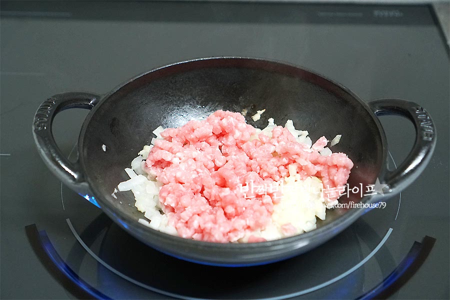 마늘과 양파 향이 올라오면 다짐육을 넣고 같이 볶아주세요.