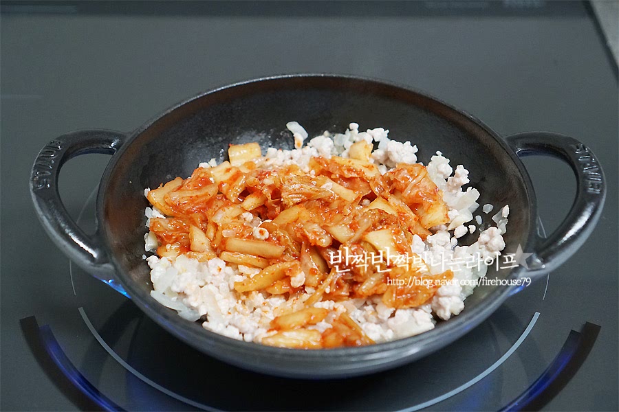 돼지고기 표면이 익으면 잘게 썬 김치도 넣고 같이 볶아주세요. 고기랑 김치랑 볶았을 뿐인데 맛있는 냄새가 솔솔 나요.